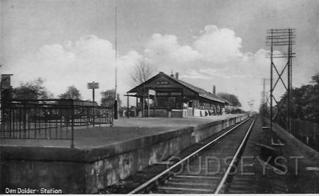 StationDD-1946-001.jpg - Station Den Dolder. Gezicht vanaf de Dolderscheweg met Hotel Leeuwenhorst. Rechts van de rails staan de fabrieken van Chr. Pleines. Nu Remia. Opname van 1946
